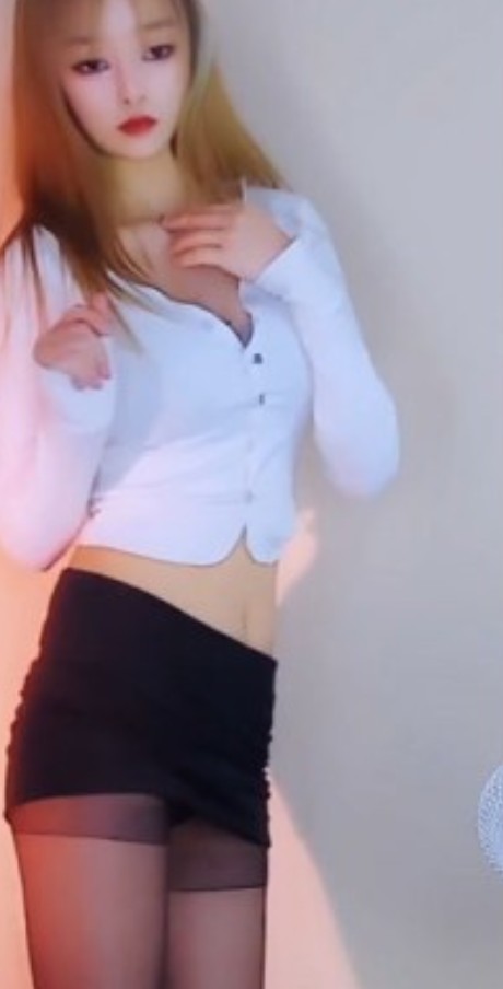 CC直播安静不了短裙黑丝舞蹈片段记录